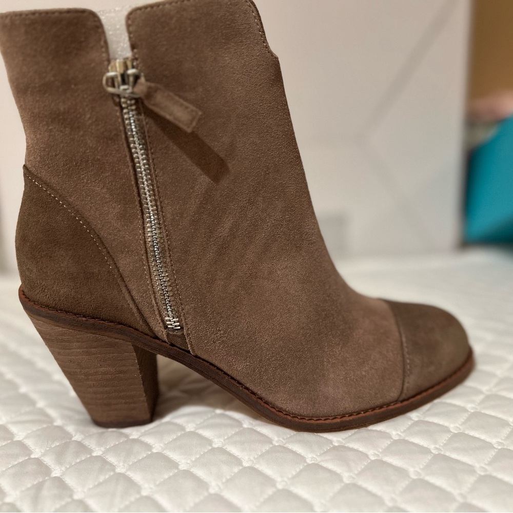 Softwalk Fairhill Women’s Ankle Bootie in Taupe 8 1/2 W -New